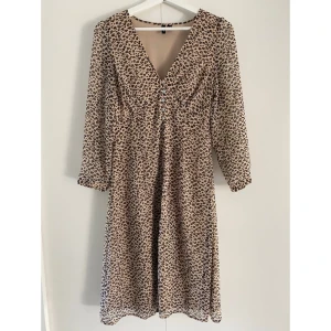Klänning Veromoda - Beige klänning med svart mönster på från Veromoda i strl XS. Favoritklänning som tyvärr inte passar längre… Knappar hela vägen ner samt blixtlås i ena sidan. I fint skick, sparsamt använd.   Kommer från djur- och rökfritt hem, tvättad parfymfritt. 