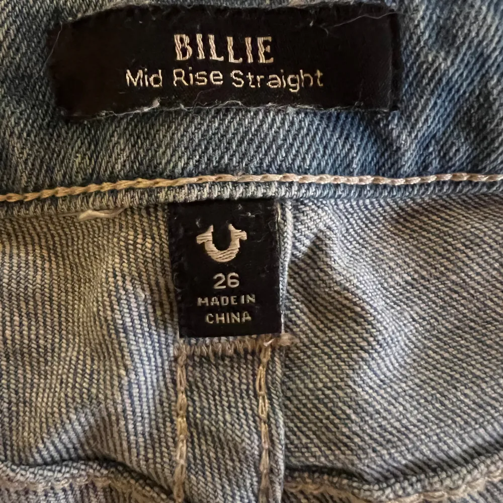 Säljer ett par helt nya True Religion Billie jeans. Inköpta på Nelly för 1499:-. Säljer då dom är förstora. Säljer till ett fast pris!. Jeans & Byxor.