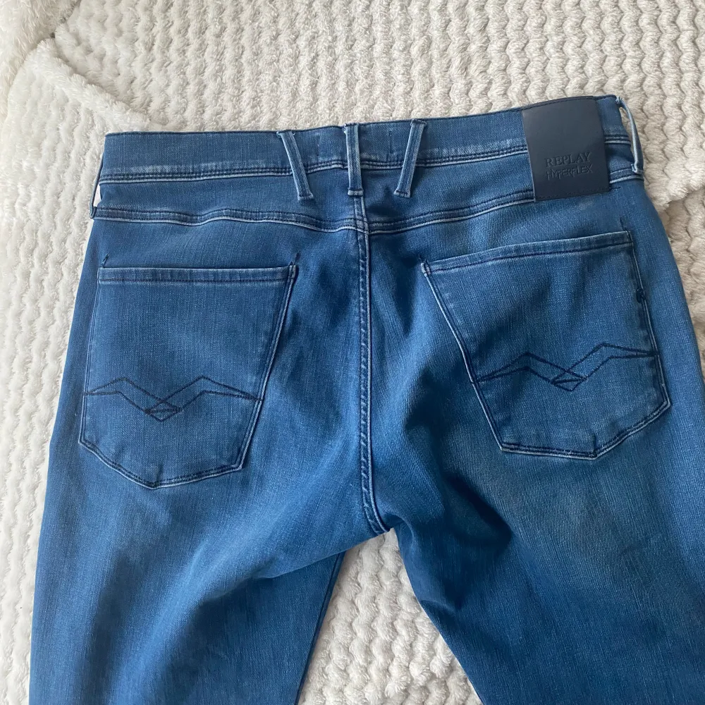 Nu säljer jag minns replay jeans för dom passade inte använda bara testat dom så inprinsip ny skick Length 30 Waits 33 dom är slim fit  Ny pris 1799kr säljer  dom för 600kr men pris kan ändras vi snabb affär . Jeans & Byxor.