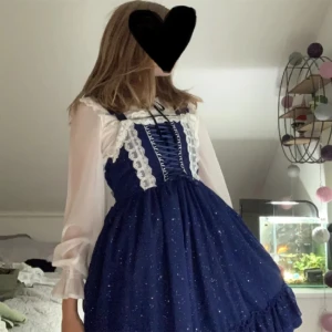 Lolita blus  - ENDAST BLUSEN! Säljer min fina vita blus då jag inte längre har användning för den. Passar storlek xs och har använts en gång. Passat perfekt som en vanlig blus eller till en lolita coord💗
