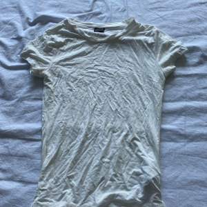 Vit t-shirt ifrån Gina tricot som jag köpte här på Plick och använt själv 1 gång , skulle vilja säga att de e bra Skick och inga defekter 