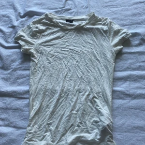 T-shirt - Vit t-shirt ifrån Gina tricot som jag köpte här på Plick och använt själv 1 gång , skulle vilja säga att de e bra Skick och inga defekter 