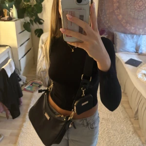 Axelremsväska  - Säljer en av favoriterna från River island då jag har för mycket väskor😅. Den är så fin och längden går att justeras! 