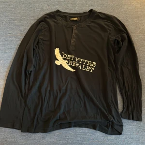 42. Svart det yttre befälet Långarmad tröja XL - Det yttre befälet Merch gjord av bandet själva. Långarmad tröja i bra skick.