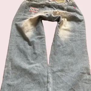 jättefina lågmidjade baggy jeans med jättecool design😻passar tyvärr it de därför jag säljer. pris går att diskuteras