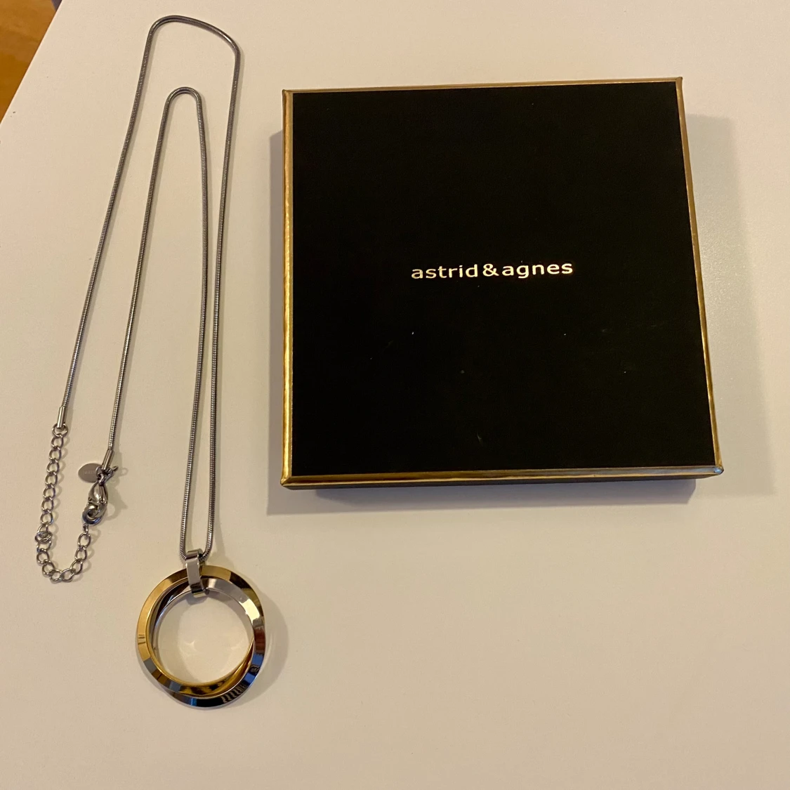 Långt halsband i stål/guld