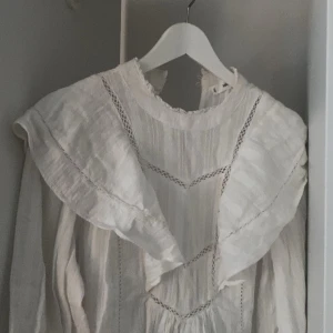 blus 🤍 - säljer den här fina blusen ifrån mango 💗💕den är i fint skick 💕