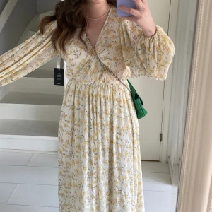 Fin blommig långklänning  - Säljer denna super söta blommiga långklänningen som jag endast använt 1 gång! 