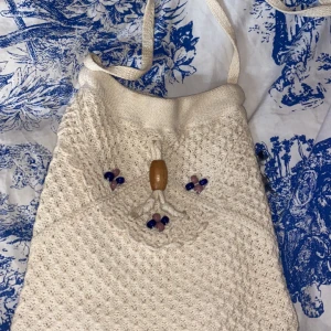 Väska - Jättefin beige virkad väska perfekt till sommaren✨🥥💕