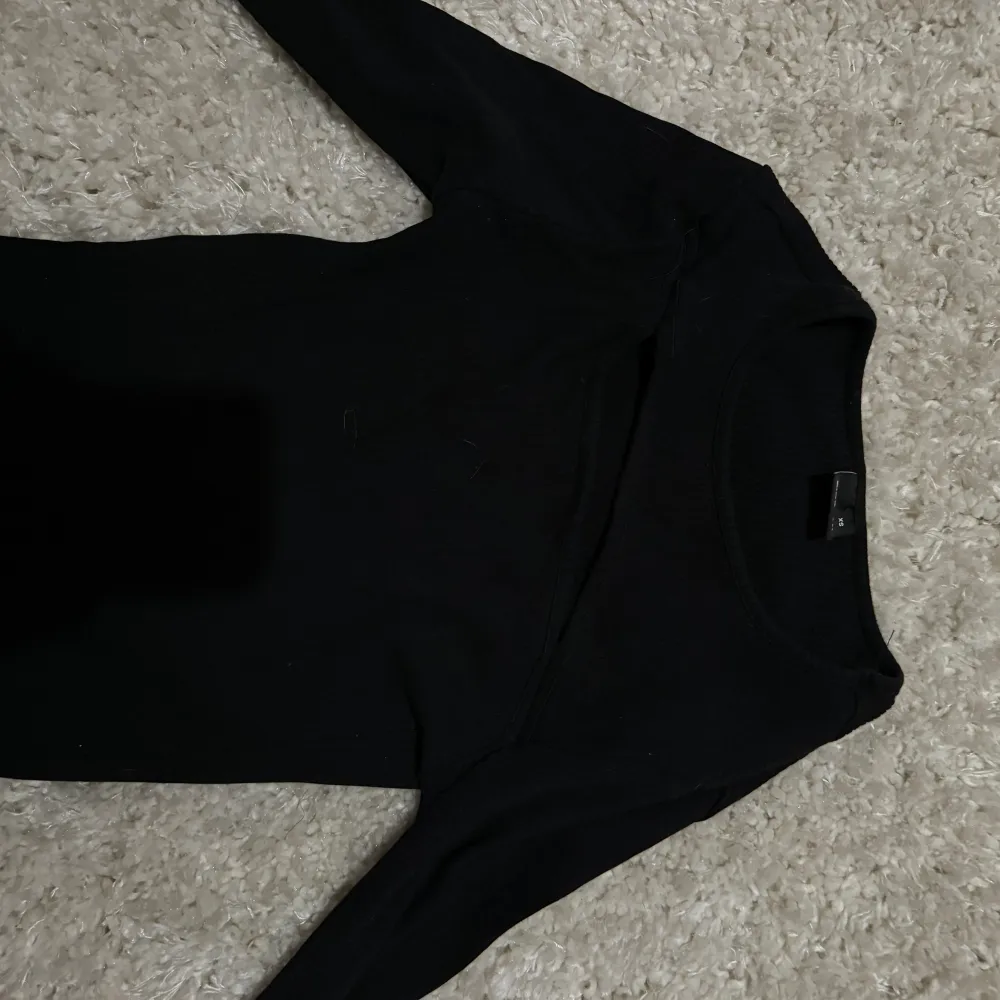 Säljer en svart tröja i storlek xs. Har en lite öppning framtill, säljer för 70kr inkl frakt . Tröjor & Koftor.