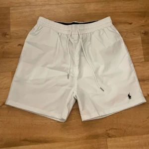 Ralph Lauren Badbyxor - Polo Ralph Lauren Badbyxor helt nya och aldrig använda! Skulle lämna tillbaka dem men jag tappade bort kvittot. Hör gärna av dem om du har någon fundering eller bud. Dem är storlek XXL men sitter perfekt som L så därför skriver jag L som storlek. 