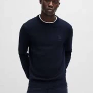 hugo boss kashmir mörkblå tröja - Lägger upp en riktigt fet kashmir tröja från Hugo boss, har använts fåtal gånger men är i jätte bra skick! 9/10 i skick