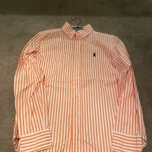 Fin Ralph lauren skjorta som är perfekt inför sommaren.  Inga fläckar eller hål, är i fint skick. Använd 2 gånger. 