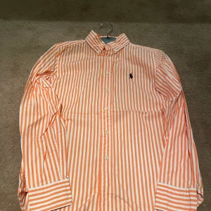 Ralph lauren skjorta  - Fin Ralph lauren skjorta som är perfekt inför sommaren.  Inga fläckar eller hål, är i fint skick. Använd 2 gånger. 