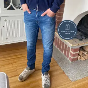 Blå sjukt sköna Tiger of Sweden jeans med fet tvätt  | Modell : Evolve | Fint skick förutom dosfläcken, därav priset. Men den syns inte alls mycket  | Storlek 30/32 | Modellen är 176cm lång och väger 65kg, passar större! Fråga vid fundering 💭 