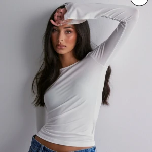 Soft touch crew neck top Gina tricot  - Jättefin och slutsåld vit tröja från Gina Tricot. Köptes i höstas men har aldrig kommit till användning 💕