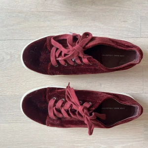 Sneakers i sammet  - Vinröda sneakers i sammet. Storlek 38