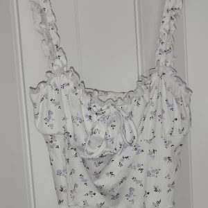 Sött lila linne  - Säljer detta linne i storlek M. Aldrig andvänt bara provat. Säljer pågrund av att den är för stor på mig. Pris kan diskuteras vid snabb affär. Skriv till mig privat för frågor.