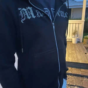 Rhinestone hoodie  - Alla stenar är kvar inga fläckar och i väldigt bra skick, kan gå ner i pris vid snabb affär 