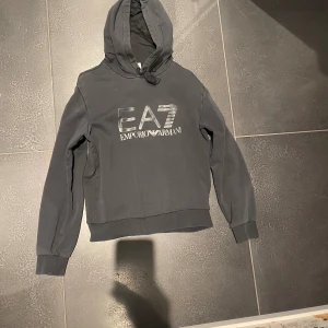 Armani hoodie - Emporia Armani hoodie Bra skick Billig Storlek S Ny pris 1500 Mitt pris 350