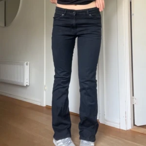 svarta jeans - Svarta jeans från ellos. Storlek 36 säljer då jag inte använder dessa längre 🩷🩷