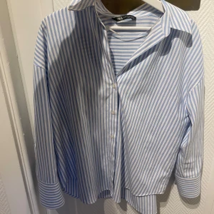 Skjorta  - Fin randig skjorta från Zara  Använd 2 ggr (Lite stor i storleken)