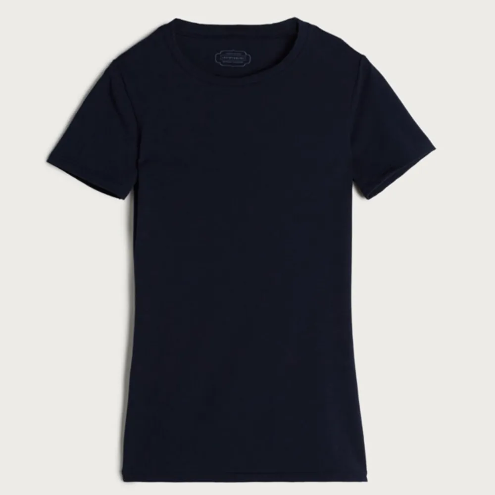 Säljer min tröja från Intimissimi som jag har använt 2 gånger💙🧢🥣🦕🦕👕🫐🦋. T-shirts.