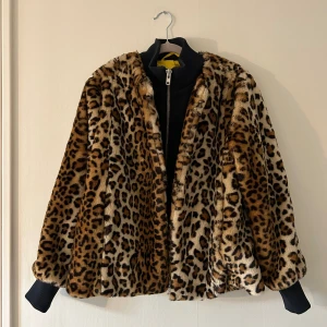 Jacka från GANNI - Pälsjacka i leopardmönster från Ganni i fint skick! Storlek S.