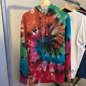 Travis scott Astroworld Tie Dye - Travis scott Astroworld Tie Dye  World tour 2019  Köpt på lollapalooza 2019  Skick: som ny, knappt använd  Strl: M