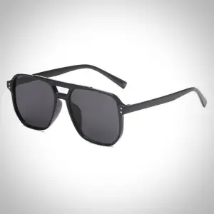 Tjena! Säljer ett par riktigt snygga svarta solglasögon, Om du har någon fråga eller fundering skriv dm här på Plick🥂