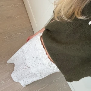 Hålbroderad långkjol  - Superfin hålbroderad långkjol som är köpt på en marknad utomlands och står tyvärr inget märke i:( sparsamt använd ❤️ jag är 175