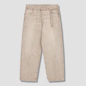 ”1991 Toj Sahara” Jeans från Acne Studios i gott skick till salu! Mått kan skickas om det önskas! 😌Tveka inte på att höra av dig vid funderingar 🙏🏼