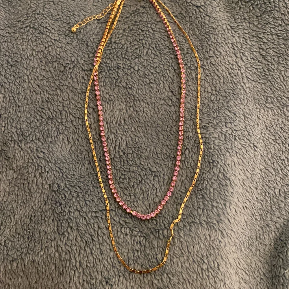 Halsband med lila diamanter. Har använt detta halsband några enstaka gånger, säljer pga ingen användning. . Accessoarer.
