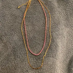 Halsband med lila diamanter. Har använt detta halsband några enstaka gånger, säljer pga ingen användning. 