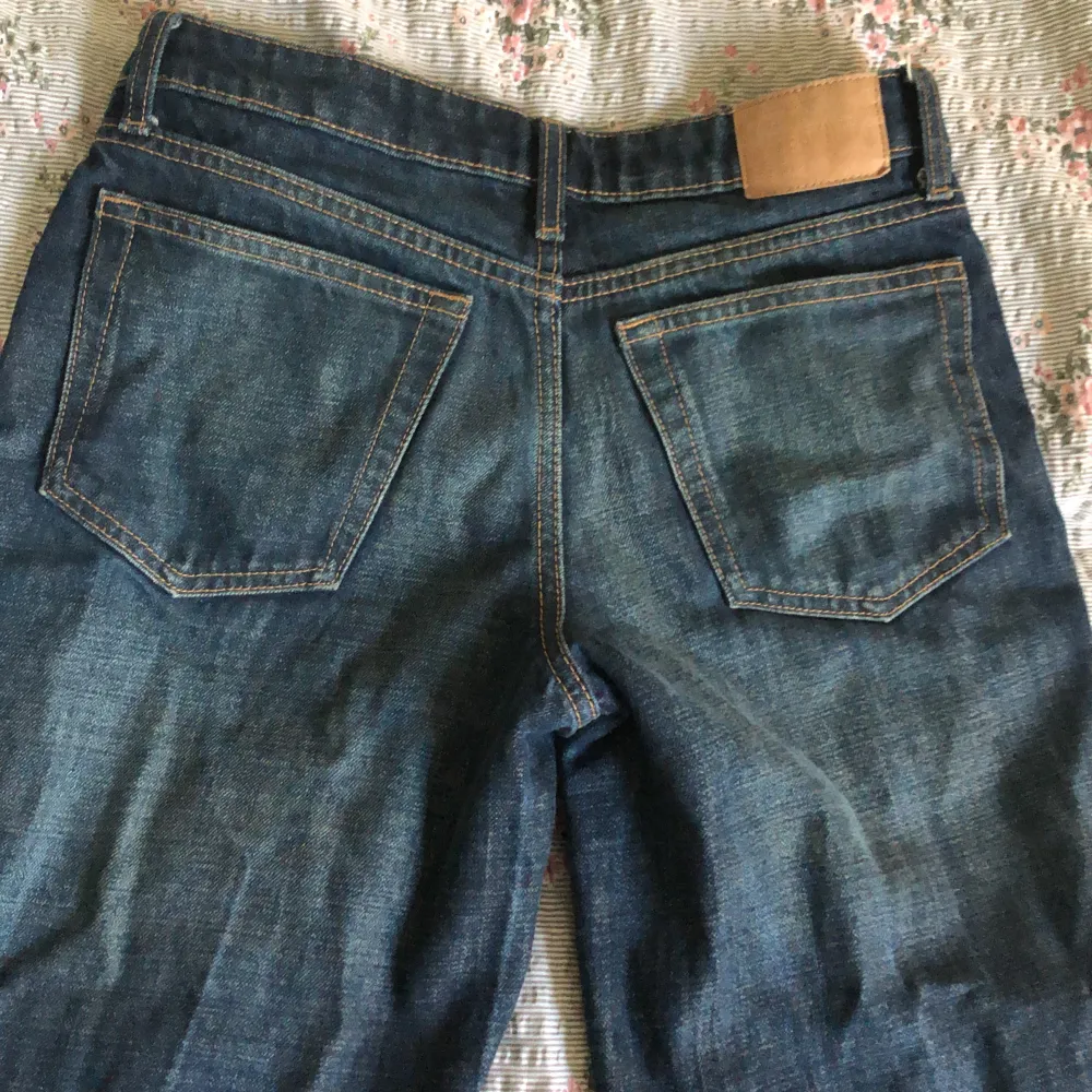 Ample jeans I swam blue (lite grönblå) från weekday. Sparsamt använda utan defekter. Pris går att diskutera! . Jeans & Byxor.