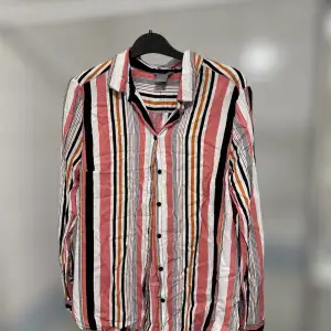 Jättefin randig skjorta från Lindex i storlek M. Inte använd. Den är tunn och det är skönt material, perfekt till sommar!!