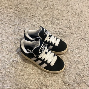 Adidas campus 00 - Säljer mina oanvända adidas campus 00 då de är för stora och hann inte retunera de i tid. Storlek 37 1/3. Skriv för fler bilder