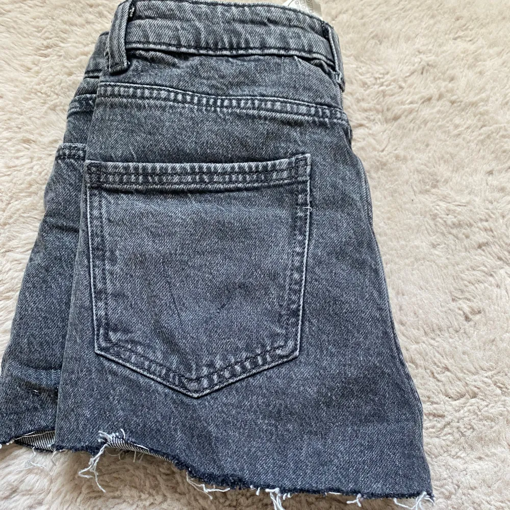 Zara jeansshorts som vart jeans och har klippt till short aldrig andvänt. Shorts.