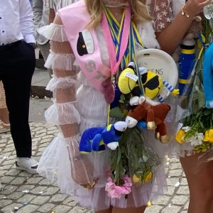 Student klänning - Dax att sälja av min fina studentklänning❤️har sytt om den längst ner då den var något kort i början men går att ta bort om man skulle vilja. Klänningen är i 2 delar en under klänning och en spetskkänning man trär på. Priset går att diskuteras 