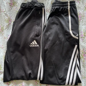 Två olika adidas byxor 🌟 - För båda= 150 För ett par=60