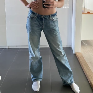 Ljusblåa lågmidjade jeans - Säljer dessa lågmidjade jeans från weekday då där är för stora för mig. Ordinarie pris: 600kr  Modell: Arrow  Storlek: W29 L30
