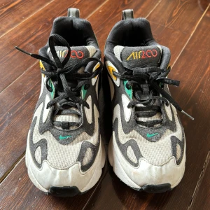 Nike Air Max 200 ”Rasta”   - Säljer ett par Nike Air Max 200 ”Rasta” i mycket gott skick. Nypris ca 1800kr