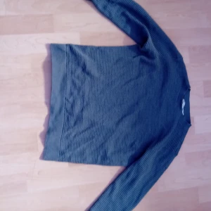 Stickad tröja - Hej! Jag säljer denna fina blåa tröja. Den är perfekt för personer som är 160 cm långa och den är stickad och tjock. Köparen betalar för frakten. Om du är intresserad, skicka mig ett meddelande. Tack så mycket!