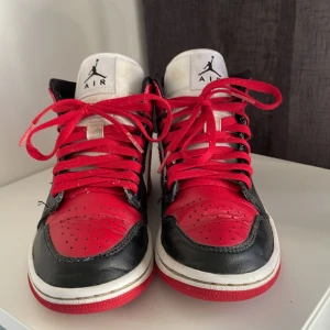 Jordan 1 mid - Säljer dem här skit snygga Jordans. De är lite creasade. Storlek 36. Kommer med originalbox. 