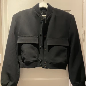 Bomberjacka zara - Svart bomberjacka från Zara, köpt på vinted med prislapp kvar. Nypris ca 1000kr. Tyvärr för stor för mig därav jag säljer vidare ☺️