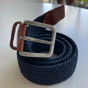 Jack & Jones bälte marinblå strl 90 - Skick 9/10 Köpt i år Nyköp 200kr