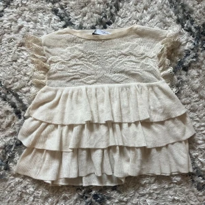 Volang topp - Volang topp köpt från zara för ca 2 år sedan men i bra skick 💕