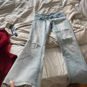 Ljusblåa lågmidjade jeans passar nån som är runt 172 storlek W28 L32 (har inga bilder med de på)💕