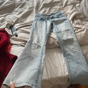 Lågmidjade jeans - Ljusblåa lågmidjade jeans passar nån som är runt 172 storlek W28 L32 (har inga bilder med de på)💕