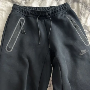 Nike tech byxor  - Ett par svarta Nike tech byxor i storleken S. De är i ganska bra skick. 
